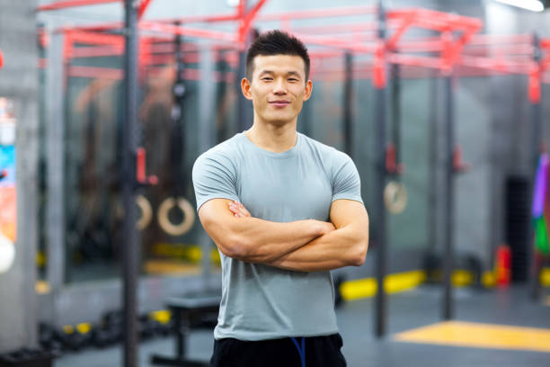 files/retrato-de-chino-entrenador-personal-en-gimnasio.png